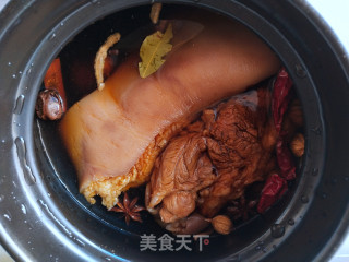 卤肘花的做法步调：7