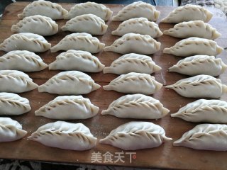猪肉喷鼻菇利剑菜煎饺的做法步调：2