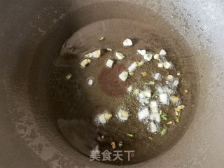 小米椒芹菜水腿肠炒饭的做法步调：5