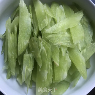 鸡枞油炒笋片的做法步调：1