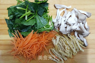 凉拌菠菜仄菇的做法步调：2