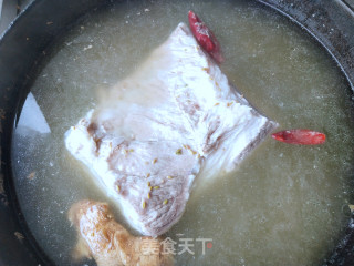 坚皮五花肉的做法步调：4
