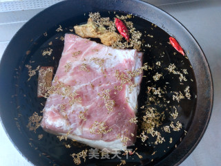坚皮五花肉的做法步调：3