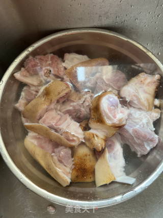 白烧猪蹄的做法步调：1