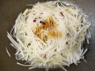 茶油炒利剑萝卜丝的做法步调：6