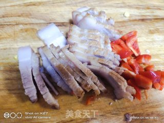 五花肉炒西蓝花花菜的做法步调：1