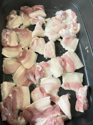 五花肉豆腐包菜炖粉条的做法步调：1
