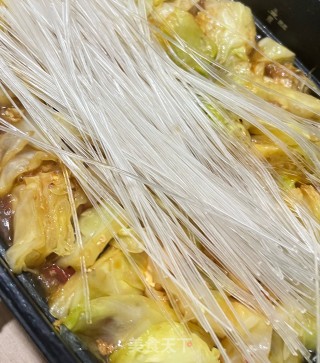 五花肉豆腐包菜炖粉条的做法步调：4