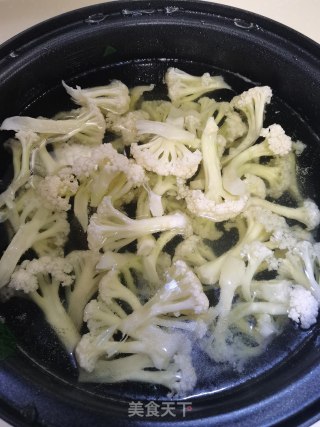 花菜炒肉的做法步调：1