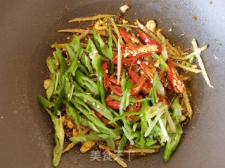 青白椒姜丝炒毛肚的做法步调：7