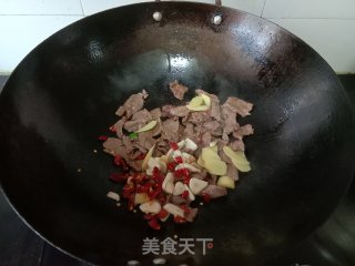 干炒牛肉的做法步调：4