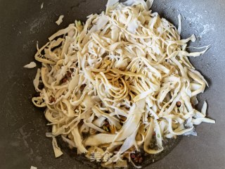 青白椒炒糯米笋的做法步调：6