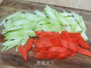 五花肉炒西兰花梗的做法步调：3