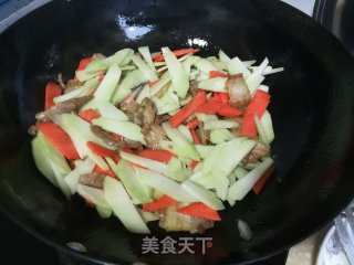 五花肉炒西兰花梗的做法步调：5