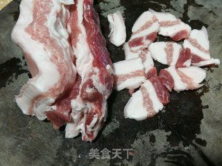 五花肉炒西兰花梗的做法步调：1
