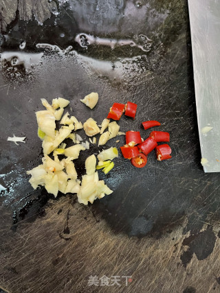 韭菜喷鼻干炒肉片的做法步调：4