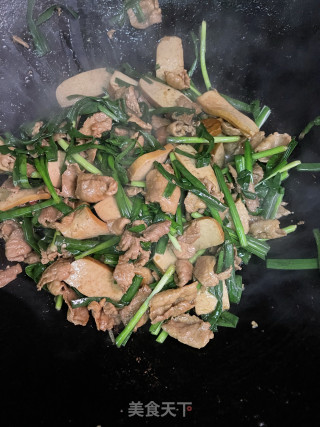 韭菜喷鼻干炒肉片的做法步调：11