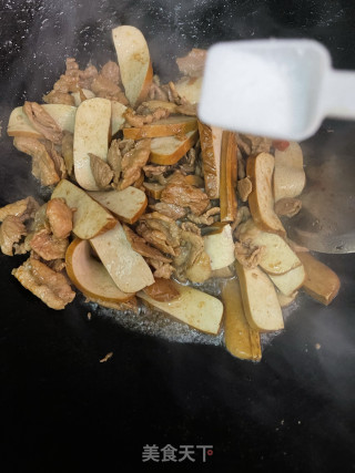 韭菜喷鼻干炒肉片的做法步调：9