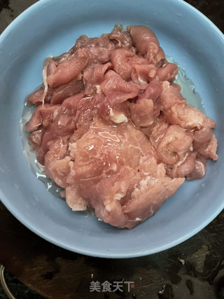 韭菜喷鼻干炒肉片的做法步调：2
