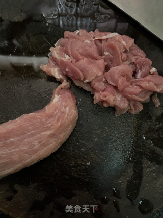 韭菜喷鼻干炒肉片的做法步调：1