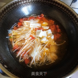 番茄金针菇豆腐汤的做法步调：3