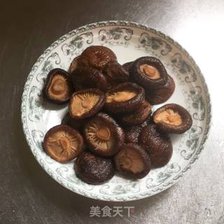 喷鼻菇炖猪尾巴的做法步调：2