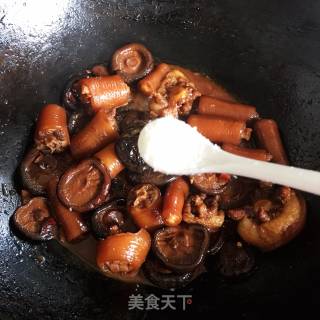喷鼻菇炖猪尾巴的做法步调：8