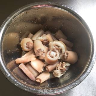 喷鼻菇炖猪尾巴的做法步调：1