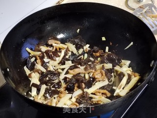 冬笋木耳炒肉丝的做法步调：7