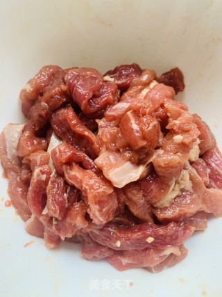 家常版牛肉炒芹菜的做法步调：2