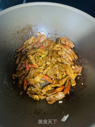 家常版牛肉炒芹菜的做法步调：4