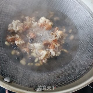 单豆炖猪蹄的做法步调：6