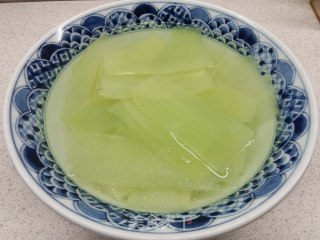 洪亮爽心低脂安康好食，蒜喷鼻利剑灼莴笋的做法步调：3