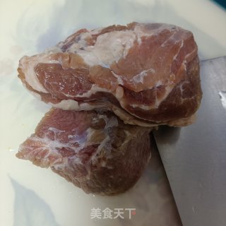 葱爆羊肉的做法步调：1