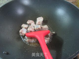排骨烧天菜芯的做法步调：2