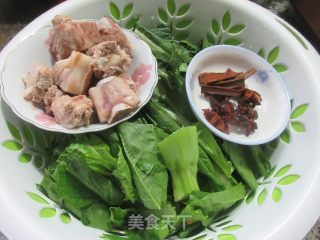 排骨烧天菜芯的做法步调：1