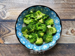 西兰花拌海参的做法步调：3