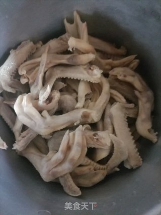 卤鸭翅的做法步调：1