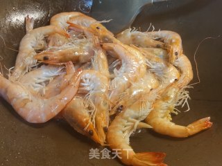为虎傅翼～油爆年夜虾的做法步调：2