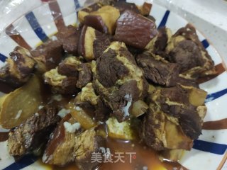 五花肉烩利剑菜的做法步调：1