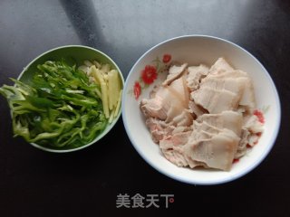 青椒炒回锅肉的做法步调：1