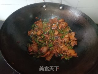 青椒炒回锅肉的做法步调：8