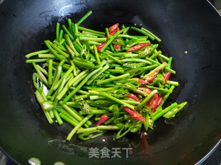 蒜条炒腊肉的做法步调：7
