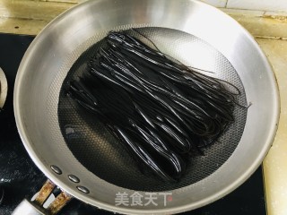 凉拌蕨根粉的做法步调：1