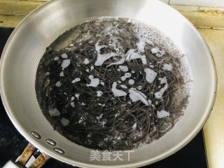 凉拌蕨根粉的做法步调：2