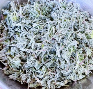 粉蒸利剑蒿的做法步调：1