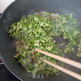 五花肉炒槐花的做法步调：7