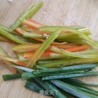 五花肉炒槐花的做法步调：10