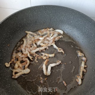 五花肉炒槐花的做法步调：6