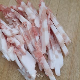 五花肉炒槐花的做法步调：3